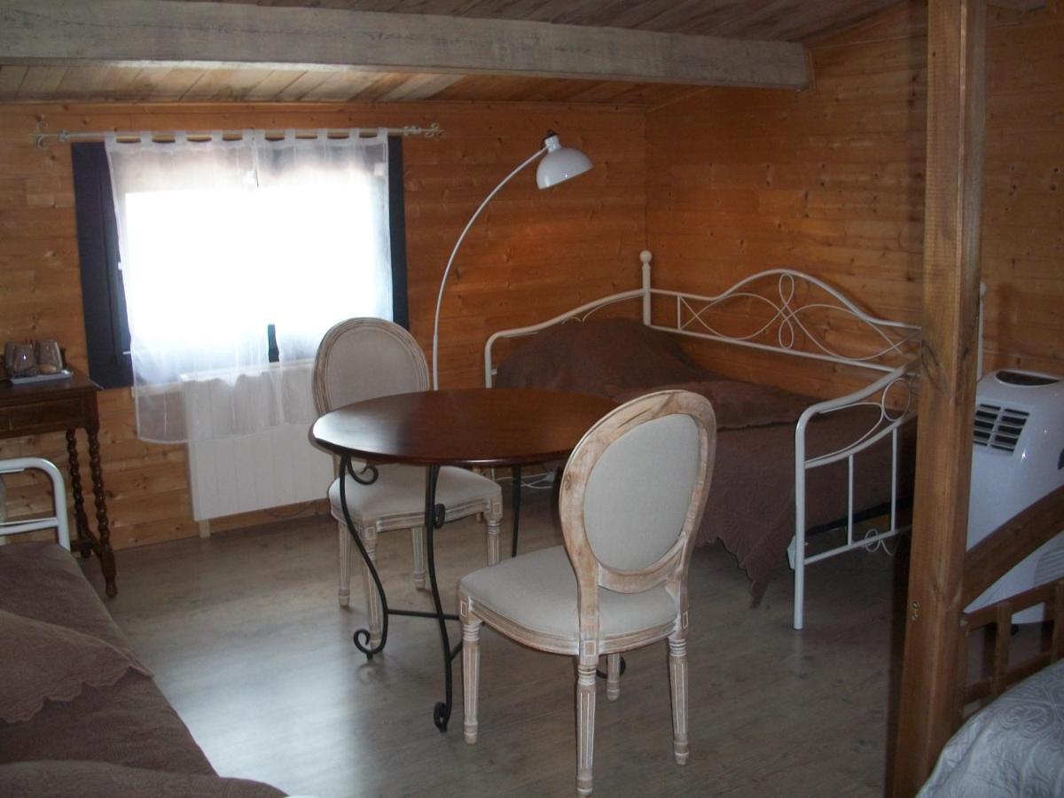 Hotel Le Pré Joli à Beaugas Extérieur photo